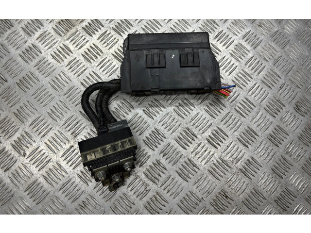 Блок предохранителей 7154722330   Mercedes-Benz W470    