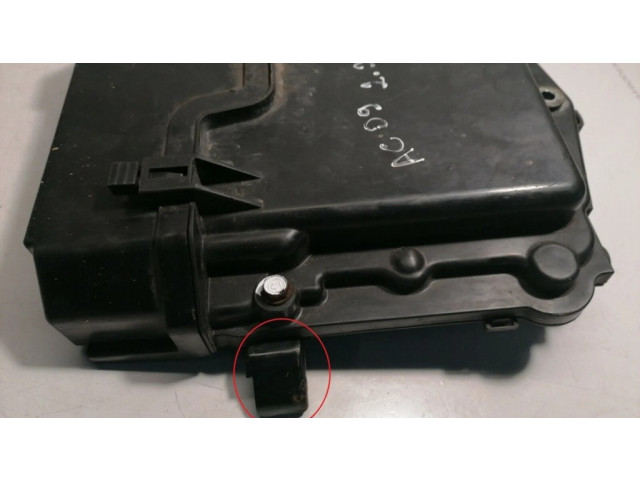 Другая деталь отсека двигателя