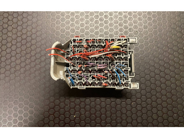 Блок предохранителей  9162439   Volvo S80    