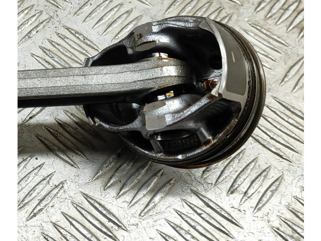 Поршень B 4204 T47 32298424, 31401957 Volvo XC40