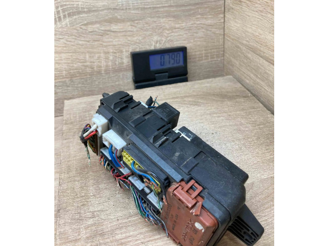 Блок предохранителей MB953355, MR193494   Mitsubishi Carisma    