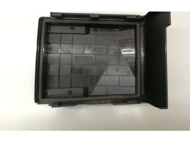 Блок предохранителей  1K0937125D   Volkswagen Caddy    