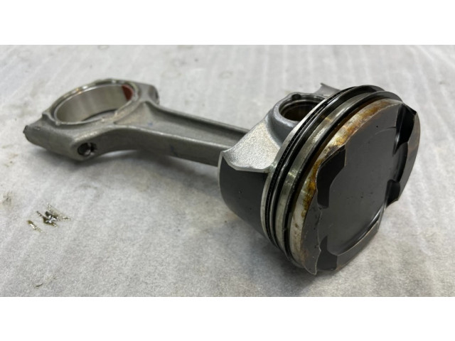  Поршень с шатуном  8654480  BMW 2 F46 для бензинового двигателя 1.5