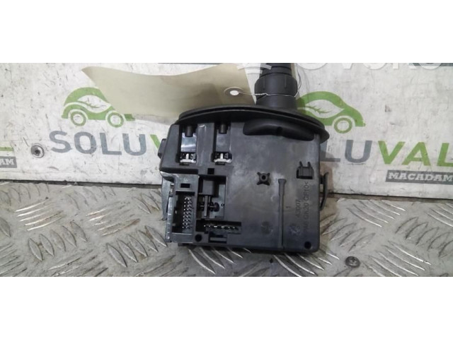 Ручка стеклоочистителей 8201590631 Renault Clio III