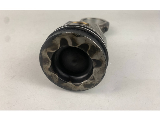  Поршень с шатуном  02604LA, 04LADE  Audi A3 S3 8V  