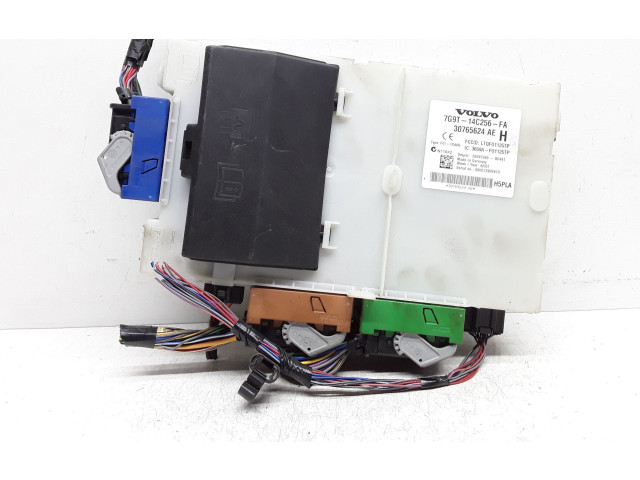 Блок предохранителей 30765624, 30765624AE   Volvo V70    