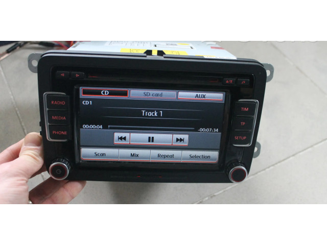 Радио/ проигрыватель CD/DVD / навигация