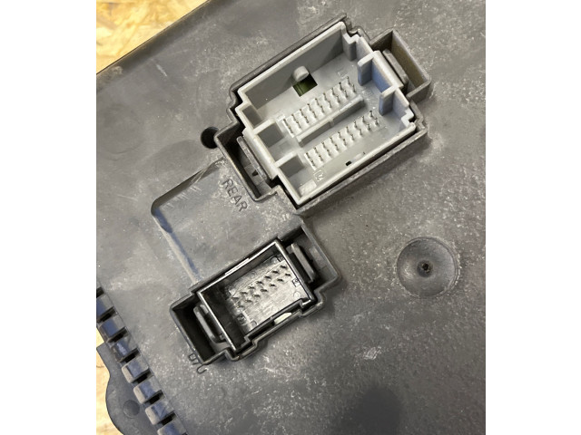 Блок предохранителей 30786646, 28080156 Volvo V70