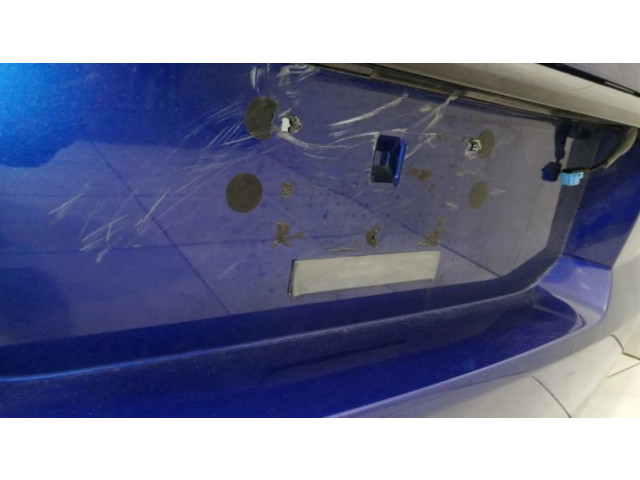 Задняя крышка (багажника)