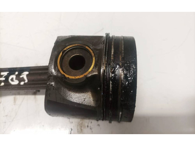  Поршень с шатуном    Volkswagen PASSAT B4  