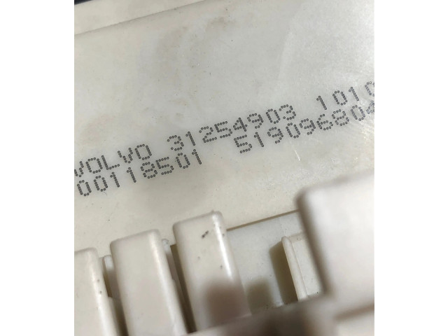 Блок предохранителей 31254900, 00118501   Volvo V50    