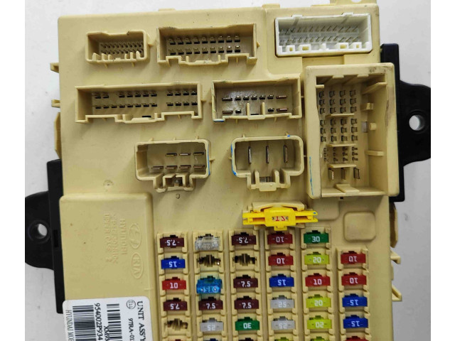 Блок предохранителей 121619713010303739 Mitsubishi Carisma