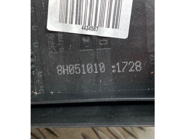 Блок предохранителей  8H051010   Audi A3 S3 A3 Sportback 8P    