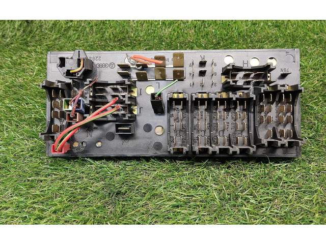 Блок предохранителей 443941822B Audi 80 90 S2 B4