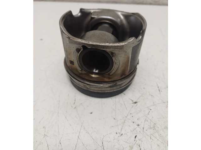 Píst 04L110 BMW X5 F15