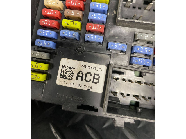 Блок предохранителей 20828606 Chevrolet Suburban