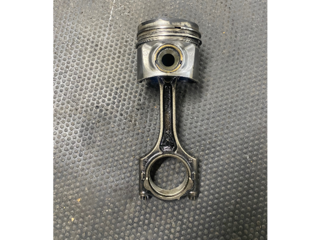  Поршень с шатуном  82L175  Volvo XC60  