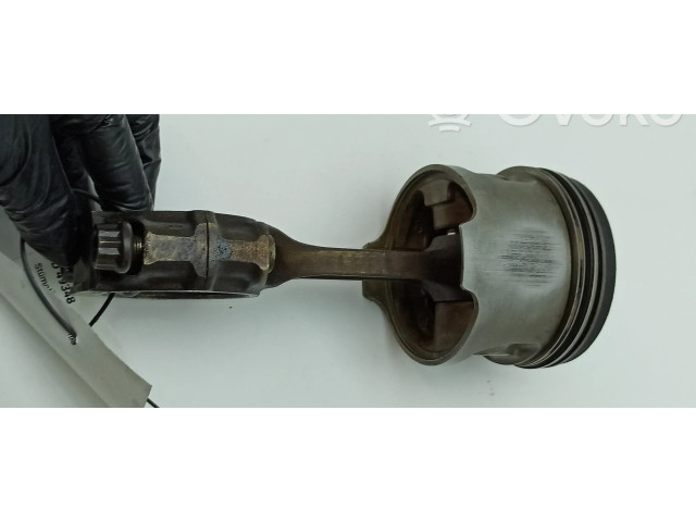 Píst 11004 Mercedes-Benz S W116 pro benzínový motor 2.8