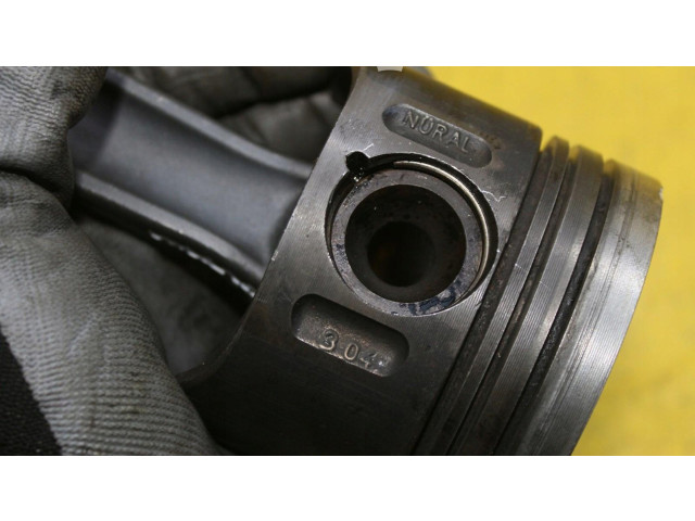 Píst Mercedes-Benz C W203