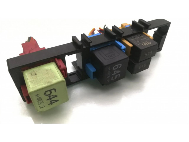   Pojistková skříňka 7N0937503A   Volkswagen Golf VI 2010