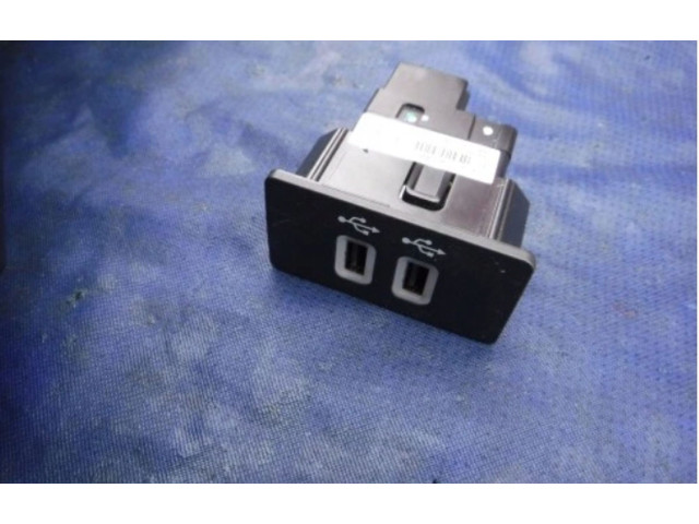 Радио/ проигрыватель CD/DVD / навигация