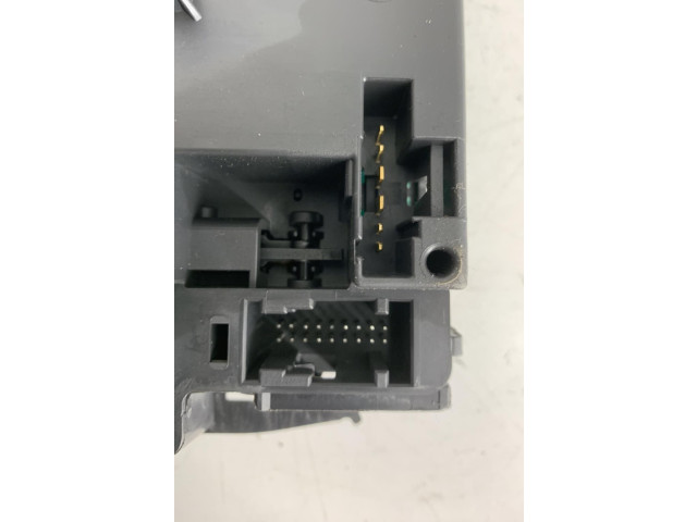 Ручка стеклоочистителей 8201590631   Renault Clio III