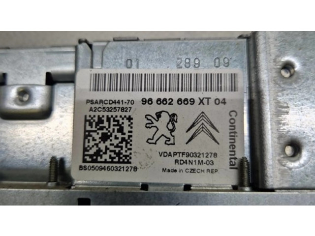 Радио/ проигрыватель CD/DVD / навигация