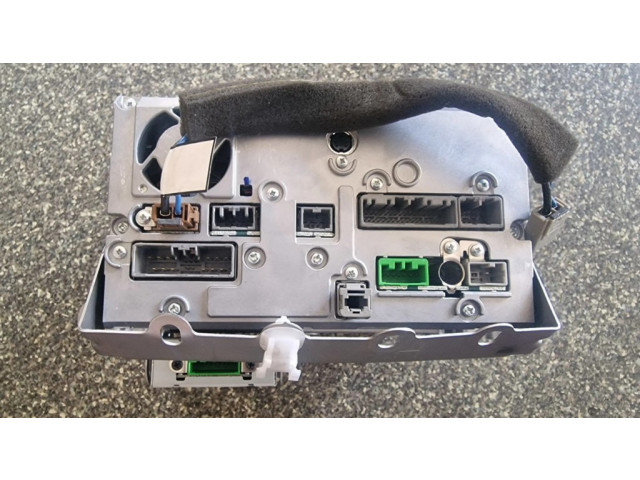 Радио/ проигрыватель CD/DVD / навигация