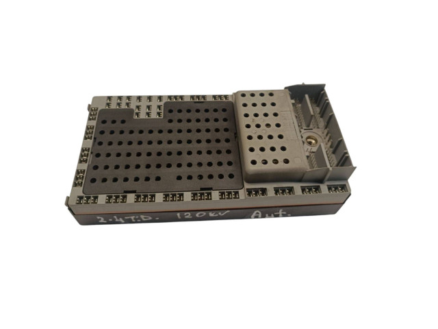 Блок предохранителей 8688383, 8645716 Volvo S60