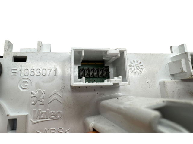 Блок управления климат-контролем 96722483ZD, E1063173   Peugeot 2008 I