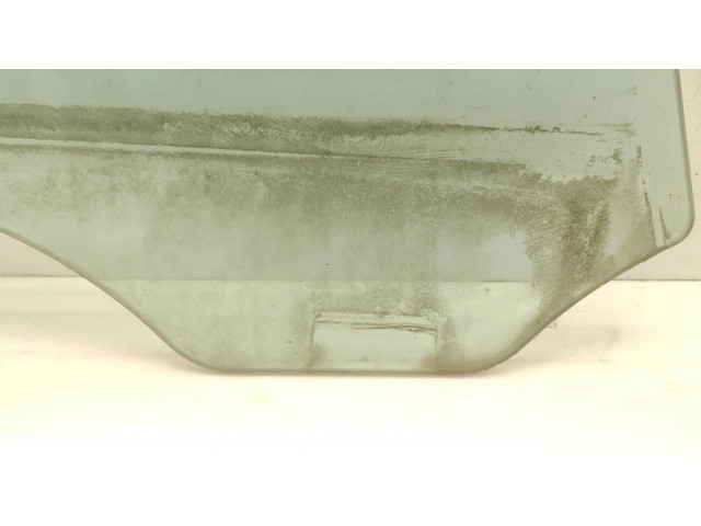 Основное стекло передних дверей (четырехдверного автомобиля)