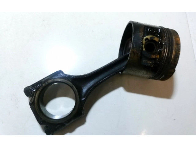  Поршень с шатуном    Volkswagen PASSAT B2  