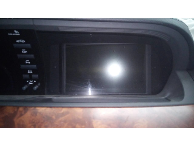 Радио/ проигрыватель CD/DVD / навигация