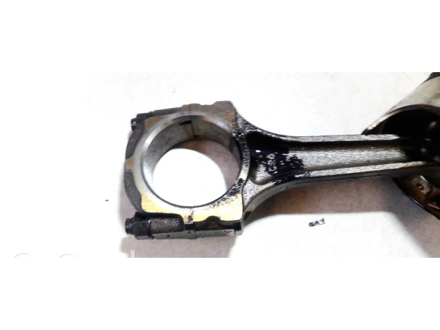 Píst KIA Clarus pro benzínový motor 2.0