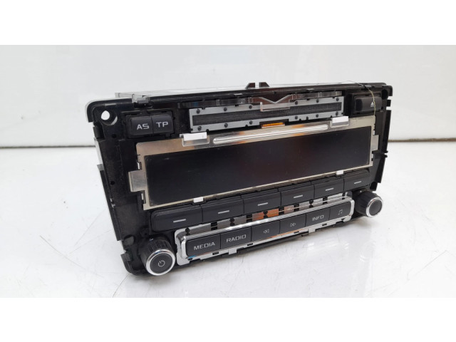 Радио/ проигрыватель CD/DVD / навигация