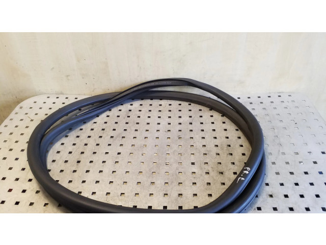 Передняя уплотнительная резина (на кузове)