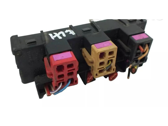 Блок предохранителей 8L0941822 Volkswagen Golf IV