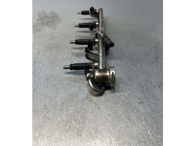 Топливная рампа 058133681, 058133681   Audi A3 S3 8L  