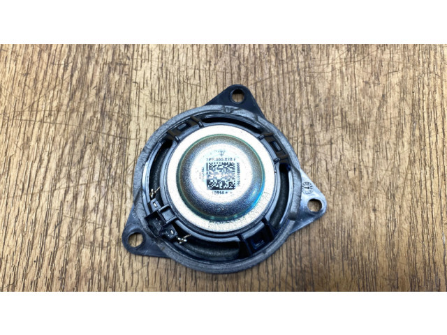 Громкоговоритель в панели