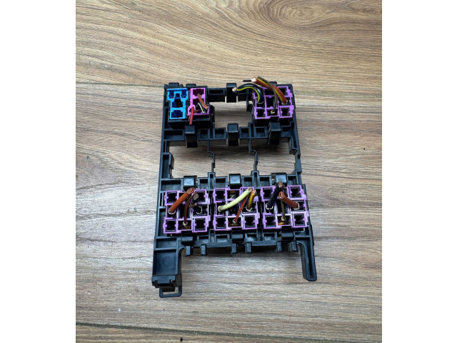   Pojistková skříňka 1T1937503A   Volkswagen Caddy 2011