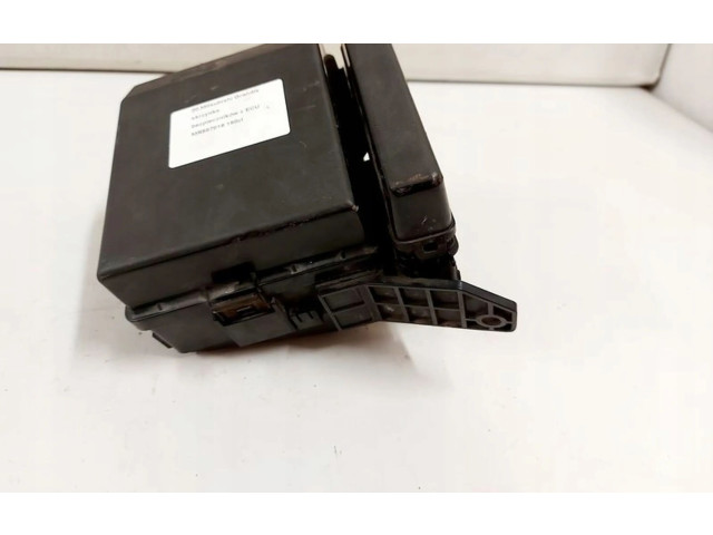 Ящик предохранителей (комплект) MR587816 Mitsubishi Grandis