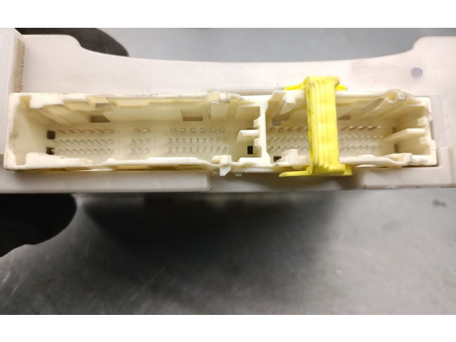 Pojistková skříňka Řídící jednotka BSM 8273060180 Toyota Land Cruiser (J200) 2015