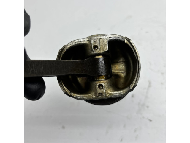 Píst 40151, Q7DA Ford Focus pro benzínový motor 1.8 Q7DA