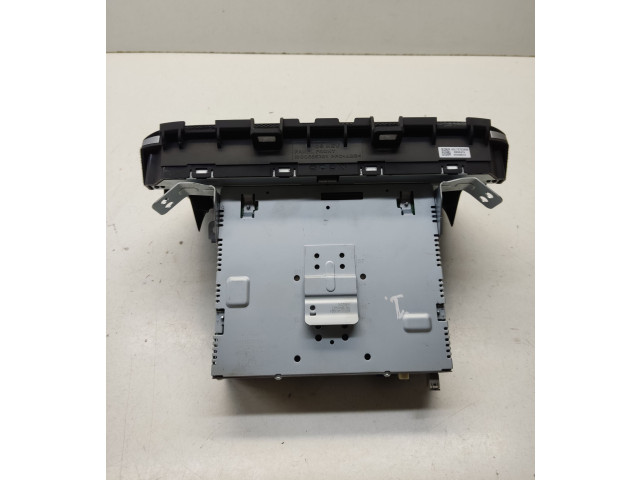 Радио/ проигрыватель CD/DVD / навигация