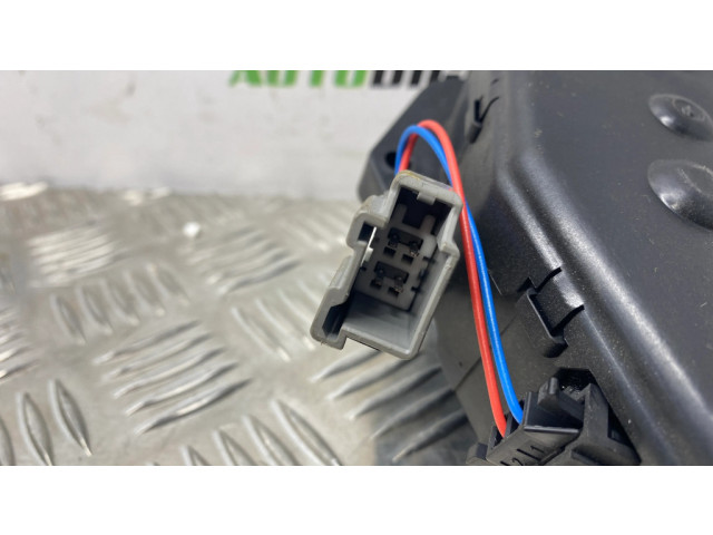 Притягиватель задней крышки