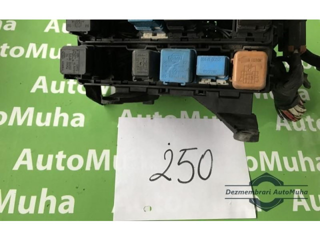 Блок предохранителей 7154-3087, 7154-3087YA2 Nissan Vanette