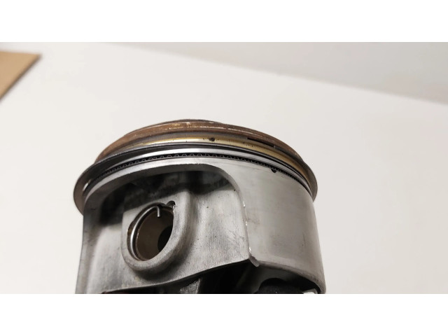 Píst 9A11031400R   Porsche Cayman 981  pro benzínový motor 3.4  