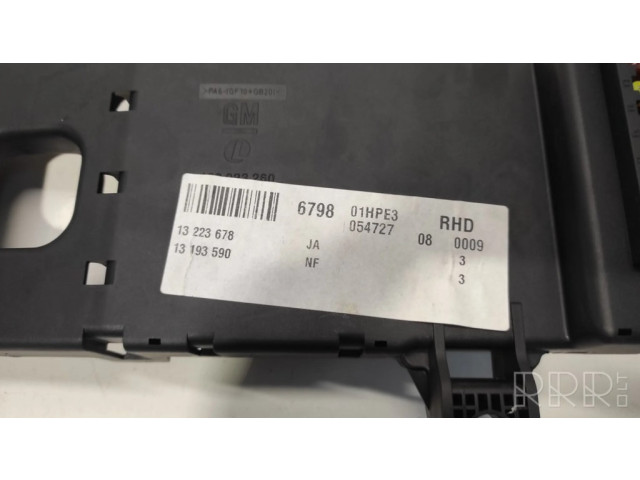 Pojistková skříňka 13223678, 13193590 Opel Vectra C 2007