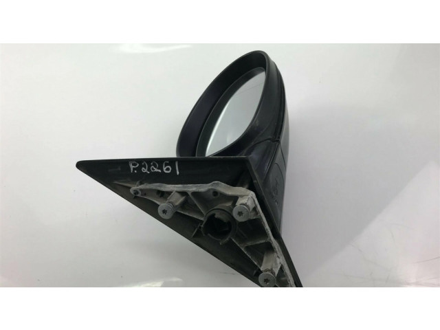 Боковое стекло в середине кузова