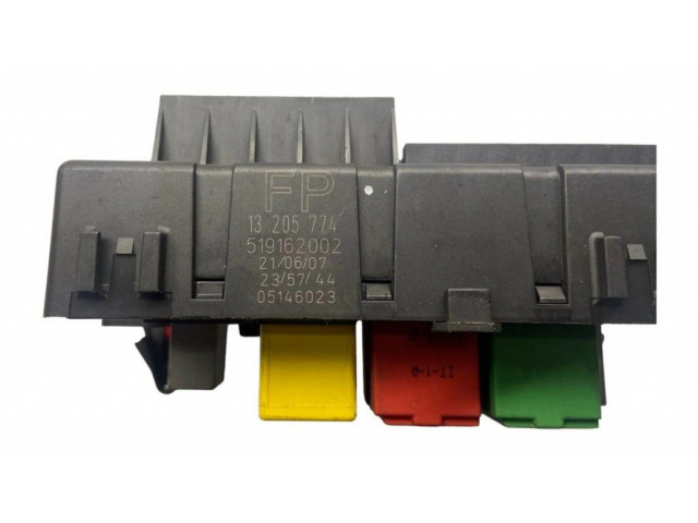Блок предохранителей 13205774, 519162002 Opel Vectra C